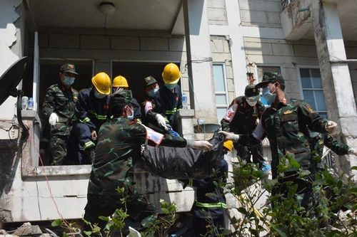 Đoàn cứu hộ cứu nạn QĐND Việt Nam đưa thi thể nạn nhân ra khỏi đống đổ nát ở Myanmar