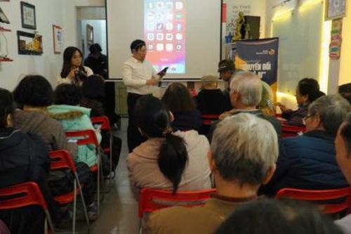 Lớp học AI đặc biệt: Khi người cao tuổi làm bạn với công nghệ