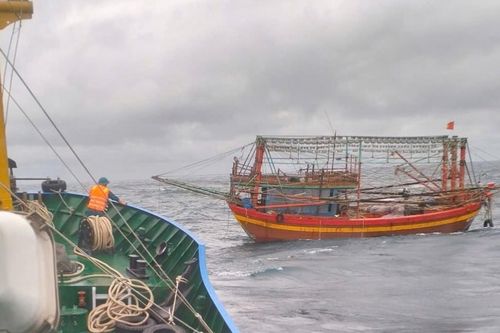 Hải đội dân quân Quảng Trị cứu nạn tàu cá, đưa ngư dân vào bờ an toàn