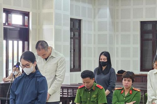 'Phù phép' hồ sơ phiên dịch viên để bác sĩ người nước ngoài hoạt động