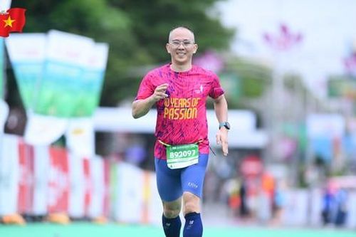Tiếng Quốc ca nơi cổng Nghĩa trang đường 9 của runner Tiền Phong Marathon 2025