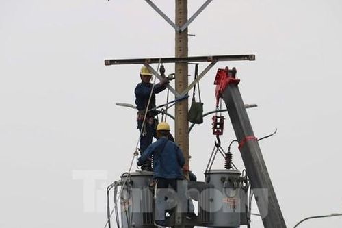 Cận cảnh di dời loạt trụ điện trên đường nghìn tỷ, cứu kẹt xe cửa ngõ TPHCM