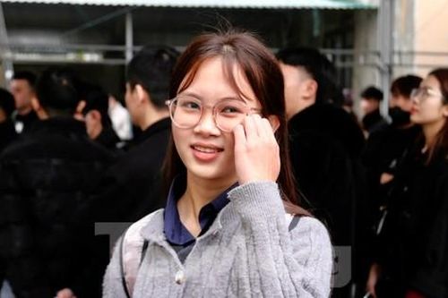 'Đội' mưa rét xếp hàng từ tinh mơ nộp hồ sơ đi lao động Hàn Quốc