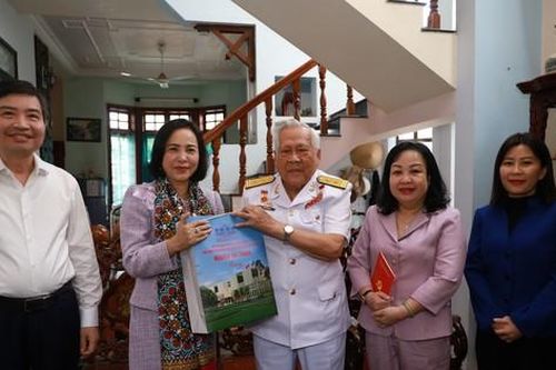 Phó Chủ tịch Quốc hội tri ân Anh hùng tàu không số tại Phú Yên