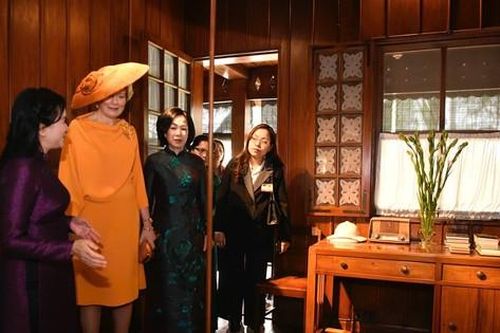 Phu nhân Chủ tịch nước tặng Hoàng hậu Bỉ bức tranh Nhà sàn Bác Hồ