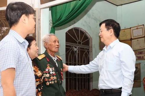 Phó Thủ tướng Mai Văn Chính thăm Anh hùng Lực lượng vũ trang nhân dân Bo Bo Tới
