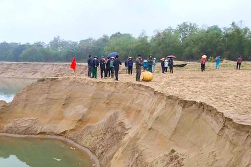Sợ sạt lở đất, người dân tập trung ra bờ sông phản đối doanh nghiệp khai thác cát