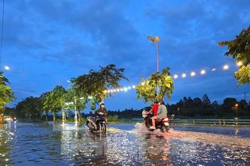 Nước tràn bờ hồ trung tâm Cần Thơ, phố ẩm thực ngập sâu