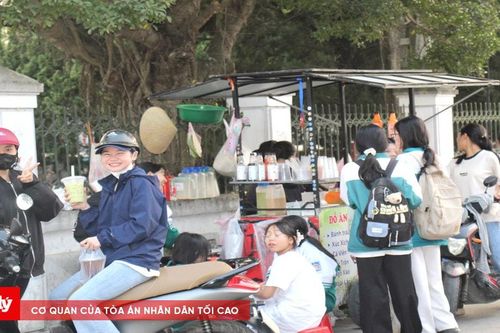 Thực phẩm 'bẩn' bủa vây cổng trường: Ai sẽ bảo vệ học sinh?