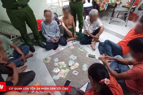 Bắt quả tang 9 con bạc đang sát phạt