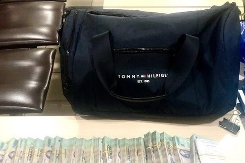 Chiếc túi đen chứa tiền tỷ và những khối tài sản 'khủng' bị bỏ quên ở sân bay