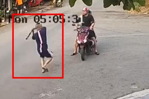 Vụ dùng gậy bóng chày đánh người đi xe máy: Tài xế ô tô khai gì?