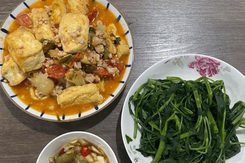 Vợ chồng nấu mâm cơm chỉ 2 món, tiết kiệm tối đa từng bữa ăn