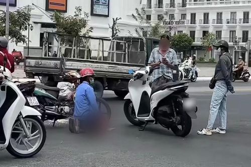 Phía sau video người đàn ông quỳ gối giữa đường xin tha khi va chạm giao thông