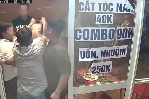 Công an làm việc với 3 người đánh vợ chồng chủ tiệm hớt tóc ở Hội An