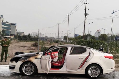 Ô tô Kia độ phong cách xe sang Maybach bốc cháy trên đường ở Hà Nội