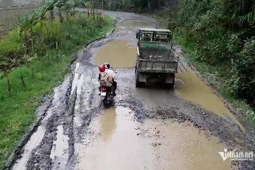 Cảnh tượng khó tin trên tuyến đường độc đạo chi chít 'ổ voi'