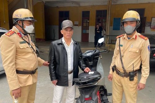 Đi xe không biển, không mũ bảo hiểm, không giấy tờ… còn mang theo ma túy
