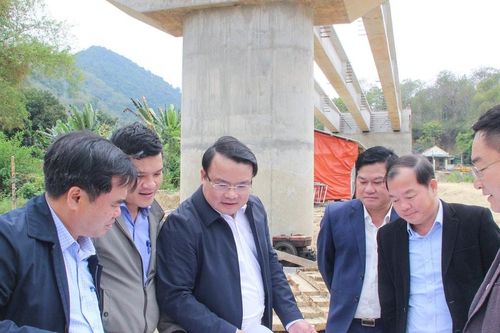Phó Chủ tịch UBND tỉnh Nghệ An Phùng Thành Vinh kiểm tra tiến độ các dự án đầu tư tại Kỳ Sơn