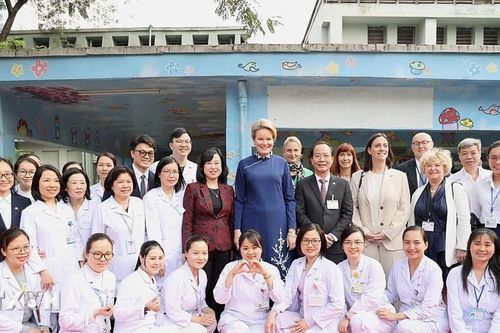 Hoàng hậu Bỉ Mathilde thăm Bệnh viện Nhi Trung ương