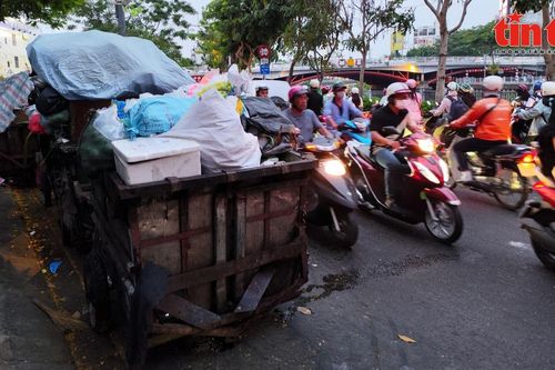 Xe thu gom rác án ngữ vỉa hè, lấn chiếm lòng đường tại TP Hồ Chí Minh