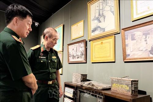 Triển lãm 'Hành trình Huỳnh Phương Đông'