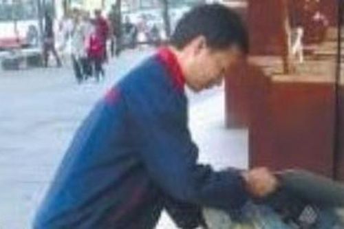Mua máy tính cũ, anh đồng nát sốc nặng khi phát hiện hơn 285 triệu đồng tiền mặt bên trong