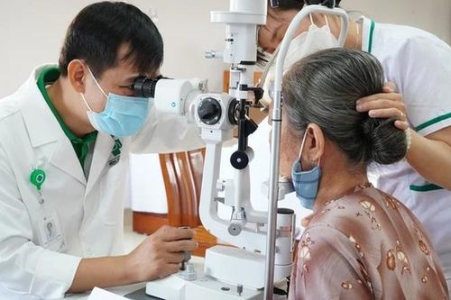 Mắt mờ bất thường, người phụ nữ bị tắc tĩnh mạch trung tâm võng mạc