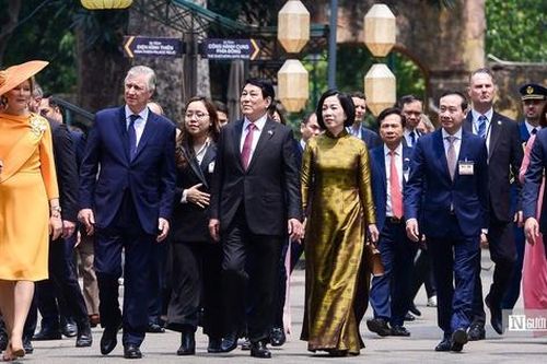 Chủ tịch nước Lương Cường và Nhà vua Bỉ thăm Hoàng thành Thăng Long