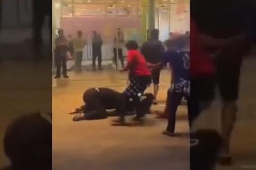 Giành mua túi xách, người dân lao vào đánh nhau dữ dội