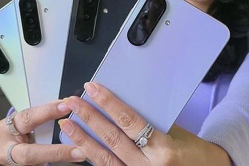 Điện thoại Galaxy giả khiến Samsung nóng mặt