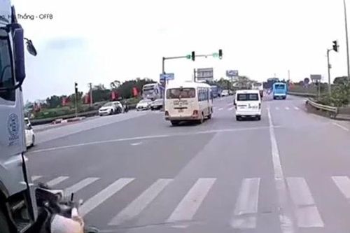 CLIP: Tạt đầu xe container mà không quan sát, người phụ nữ suýt bỏ mạng
