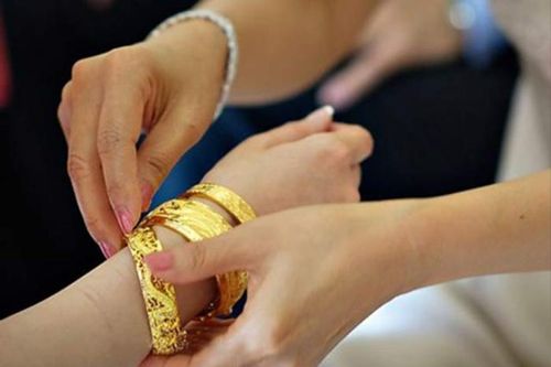 Mẹ chồng đòi vàng cưới sau khi giá tăng cao, con trai có một câu khiến bà 'câm nín'