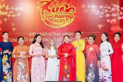 Bà con kiều bào trình diễn áo dài trong 'Xuân quê hương 2025 tại Đông Bắc Thái Lan'
