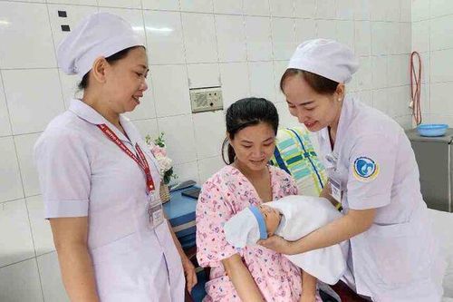 Hai nữ hộ sinh tiêu biểu