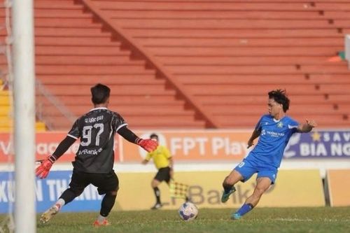 Giải hạng Nhất: Nóng cả 2 đầu