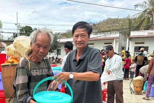 Tặng quà cho 820 người nghèo, học sinh khó khăn huyện Chư Pưh và Phú Thiện