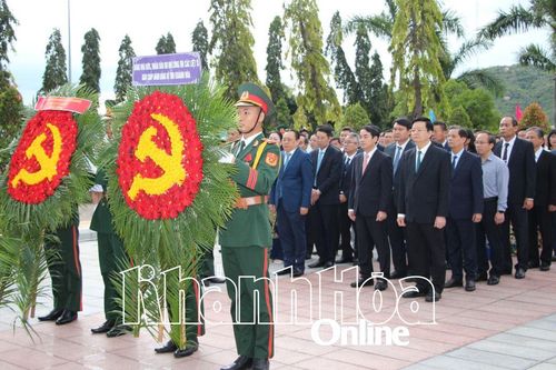 Lãnh đạo Đảng, Nhà nước và tỉnh Khánh Hòa đặt vòng hoa, dâng hương viếng Nghĩa trang liệt sĩ Hòn Dung