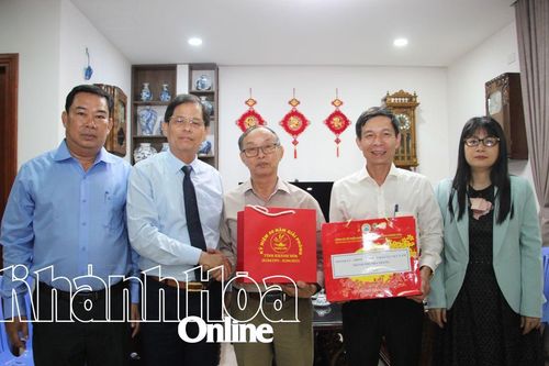Chủ tịch UBND tỉnh Nguyễn Tấn Tuân thăm, tặng quà gia đình người có công tiêu biểu ở TP. Nha Trang