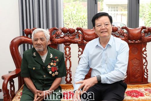 Phó Thủ tướng Chính phủ Mai Văn Chính: Thăm, tặng quà Anh hùng Lực lượng vũ trang nhân dân Bo Bo Tới và ông Cao Văn Nhiến