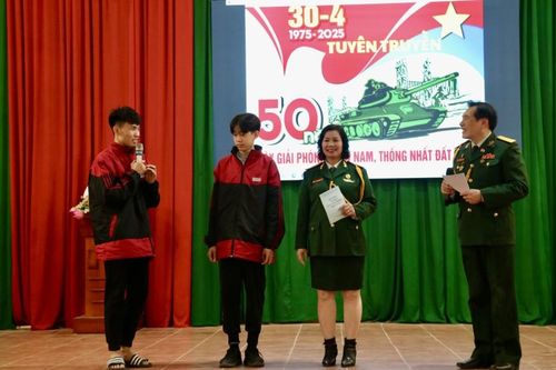 Gần 200 học sinh được tuyên truyền, giáo dục truyền thống cách mạng