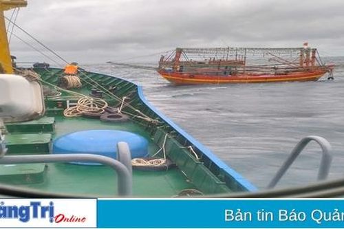 Hải đội dân quân thường trực tỉnh Quảng Trị cứu tàu cá mắc nạn trên biển đưa vào bờ an toàn