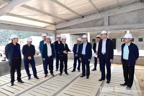 Phó Chủ tịch UBND tỉnh Nguyễn Thế Giang kiểm tra tiến độ thực hiện dự án đầu tư chăn nuôi trên địa bàn huyện Chiêm Hóa