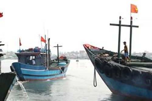 7 thuyền viên bị nạn trên vùng biển Quảng Ngãi đã vào bờ an toàn
