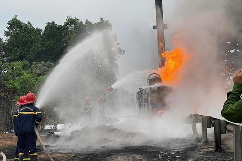 Xe bồn chở xăng cháy ngùn ngụt trên cao tốc