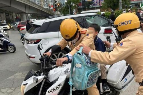 Bé trai lớp 1 đi lạc ở Hà Nội được CSGT giúp đỡ