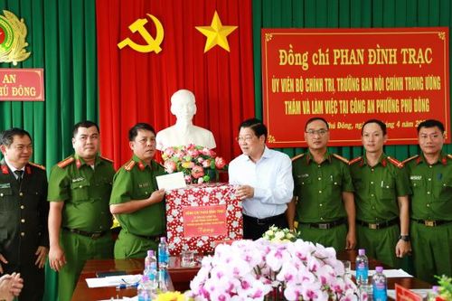 Trưởng Ban Nội chính Trung ương thăm và làm việc tại Công an phường Phú Đông