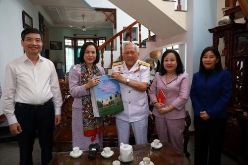 Phó Chủ tịch Quốc hội Nguyễn Thị Thanh thăm Anh hùng Hồ Đắc Thạnh