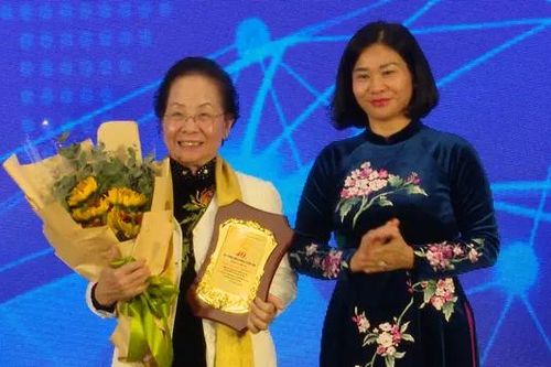 Giao lưu các thế hệ nhận Giải thưởng Kovalevskaia