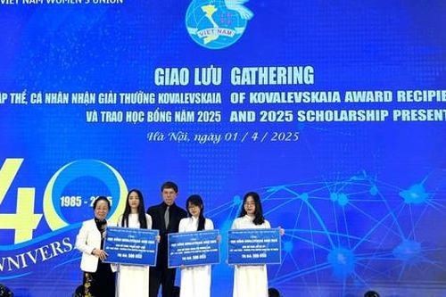 Giao lưu các thế hệ nhận Giải thưởng Kovalevskaia trong 40 năm